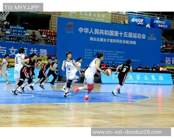 篮球明星在全场尽情投篮展现超凡技艺引发观众热烈欢呼与惊叹